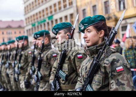 Varsovie, Pologne. 11 novembre 2017. Jour de l'indépendance en Pologne. Un joyeux défilé de l'indépendance à Wroclaw. Pologne. Crédit : Krzysztof Kaniewski/ZUMA Wire/Alamy Live News Banque D'Images