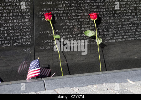Washington, District de Columbia, États-Unis. 11 novembre 2017. Une rose placée sur le monument commémoratif des vétérans du Vietnam sur le National Mall à Washington, DC le 11 novembre 2017, jour des vétérans. Crédit : Alex Edelman/ZUMA Wire/Alamy Live News Banque D'Images