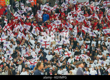 Match amical de football, Londres, le 10 novembre 2017 fans de drapeaux angleterre - Allemagne 0-0 match de préparation de la coupe du monde 2018 à Wembley à Londres, Royaume-Uni, le 10 novembre 2017, la saison 2017-2018 © Peter schatz / alamy live news Banque D'Images