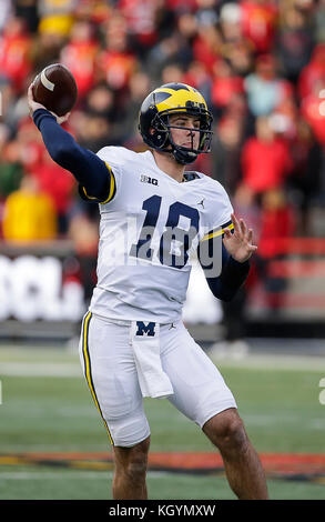 College Park, Maryland, USA. Nov 11, 2017. Michigan Wolverines QB # 18 Brandon Peters passe le ballon lors d'un match de football NCAA entre l'Université du Maryland Terrapins et le Michigan Wolverines Capital à un champ à Maryland Stadium de College Park, Maryland. Justin Cooper/CSM/Alamy Live News Banque D'Images