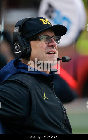 College Park, Maryland, USA. Nov 11, 2017. Michigan Wolverines entraîneur en chef Jim Harbaugh lors d'un match de football NCAA entre l'Université du Maryland Terrapins et le Michigan Wolverines Capital à un champ à Maryland Stadium de College Park, Maryland. Justin Cooper/CSM/Alamy Live News Banque D'Images