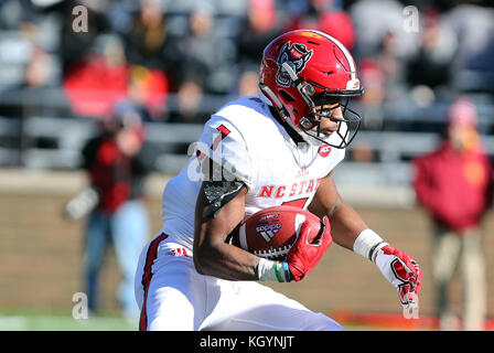 Alumni Stadium. Nov 11, 2017. MA, USA ; NC State Wolfpack running back Nyheim Hines (7) s'exécute avec le ballon lors de la NCAA football match entre la NC State Wolfpack et Boston College Eagles à Alumni Stadium. NC State a battu Boston College 17-14. Anthony Nesmith/CSM/Alamy Live News Banque D'Images