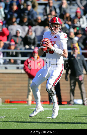 Alumni Stadium. Nov 11, 2017. MA, USA ; NC State Wolfpack quart-arrière Ryan Finley (15) en action au cours de la NCAA football match entre la NC State Wolfpack et Boston College Eagles à Alumni Stadium. NC State a battu Boston College 17-14. Anthony Nesmith/CSM/Alamy Live News Banque D'Images