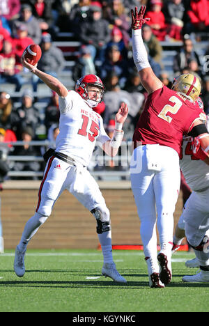 Alumni Stadium. Nov 11, 2017. MA, USA ; NC State Wolfpack quart-arrière Ryan Finley (15) lance une passe au cours de la NCAA football match entre la NC State Wolfpack et Boston College Eagles à Alumni Stadium. NC State a battu Boston College 17-14. Anthony Nesmith/CSM/Alamy Live News Banque D'Images