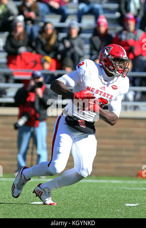 Alumni Stadium. Nov 11, 2017. MA, USA ; NC State Wolfpack wide receiver Stephen Louis (12) s'exécute avec le ballon lors de la NCAA football match entre la NC State Wolfpack et Boston College Eagles à Alumni Stadium. NC State a battu Boston College 17-14. Anthony Nesmith/CSM/Alamy Live News Banque D'Images