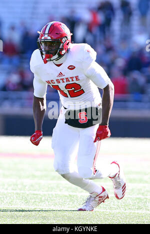 Alumni Stadium. Nov 11, 2017. MA, USA ; en action au cours de la NCAA football match entre la NC State Wolfpack et Boston College Eagles à Alumni Stadium. NC State a battu Boston College 17-14. Anthony Nesmith/CSM/Alamy Live News Banque D'Images