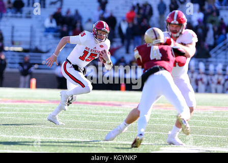 Alumni Stadium. Nov 11, 2017. MA, USA ; NC State Wolfpack quart-arrière Ryan Finley (15) brouille au cours de la NCAA football match entre la NC State Wolfpack et Boston College Eagles à Alumni Stadium. NC State a battu Boston College 17-14. Anthony Nesmith/CSM/Alamy Live News Banque D'Images