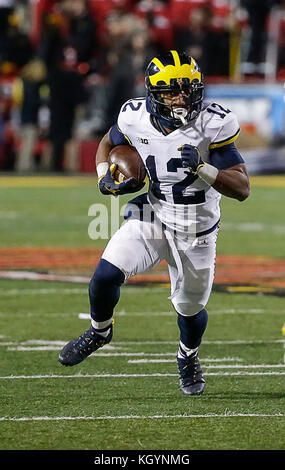 College Park, Maryland, USA. Nov 11, 2017. Michigan Wolverines RB # 12 Chris Evans lors d'un match de football NCAA entre l'Université du Maryland Terrapins et le Michigan Wolverines Capital à un champ à Maryland Stadium de College Park, Maryland. Justin Cooper/CSM/Alamy Live News Banque D'Images