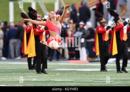 College Park, Maryland, USA. Nov 11, 2017. La fonction twirler pour le son puissant du Maryland Marching Band effectue avant une grande conférence 10 match de football joué au stade du Maryland à College Park, MD. Michigan battre Maryland 35-10. Credit : Ken Inness/ZUMA/Alamy Fil Live News Banque D'Images