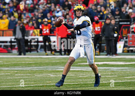 College Park, Maryland, USA. Nov 11, 2017. Michigan Wolverines quarterback BRANDON PETERS (18) jette sur l'exécuter lors d'une grande conférence 10 match de football joué au stade du Maryland à College Park, MD. Michigan battre Maryland 35-10. Credit : Ken Inness/ZUMA/Alamy Fil Live News Banque D'Images