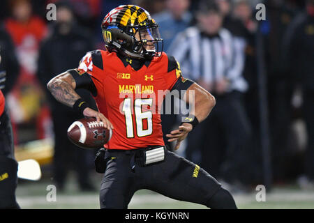 College Park, Maryland, USA. Nov 11, 2017. Le Maryland Terrapins quart-arrière RYAN MARQUE (16) lance une passe lors d'une grande conférence 10 match de football joué au stade du Maryland à College Park, MD. Michigan battre Maryland 35-10. Credit : Ken Inness/ZUMA/Alamy Fil Live News Banque D'Images