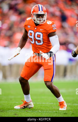 Clemson défensive fin Clelin Ferrell (99) au cours de la NCAA college football match entre l'État de Floride et Clemson le samedi 11 novembre 2017 au Memorial Stadium à Clemson, SC. Jacob Kupferman/CSM Banque D'Images