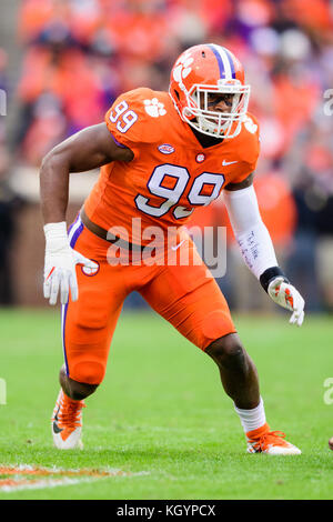 Clemson défensive fin Clelin Ferrell (99) au cours de la NCAA college football match entre l'État de Floride et Clemson le samedi 11 novembre 2017 au Memorial Stadium à Clemson, SC. Jacob Kupferman/CSM Banque D'Images