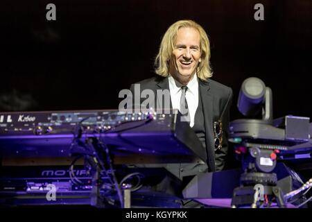 Moline, Illinois, États-Unis. 10 novembre 2017. Le musicien KIM BULLARD joue avec Elton John au TaxSlayer Center de Moline, Illinois crédit : Daniel DeSlover/ZUMA Wire/Alamy Live News Banque D'Images