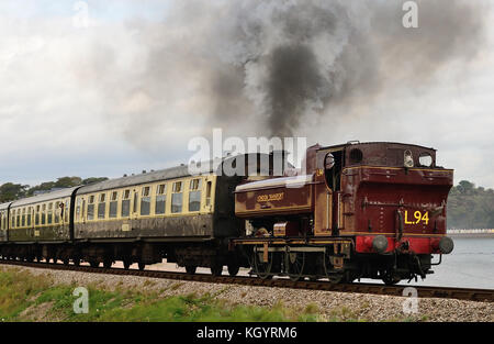 Train à vapeur sur le chemin de fer à vapeur de Dartmouth Goodrington laissant tiré par London Transport classe 5700 pannier n° L94 du réservoir (BR n° 7752). Banque D'Images