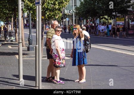 Nice , France 15 août 2017 : personnes non identifiées parler itinéraire dans la célèbre ville touristique Banque D'Images