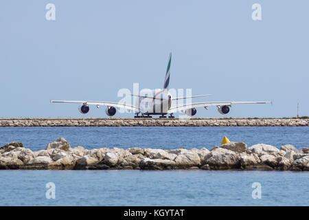 Nice , France 16 août 2017 : unis380-861 un double-decker wide-body avion du passager (a6-EDX) roulage sur l'aéroport international . Banque D'Images