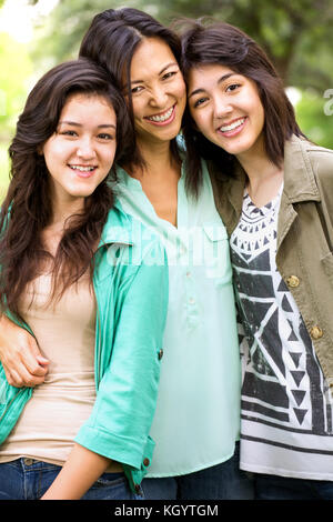 Asian mother rire et huging sa fille. Banque D'Images