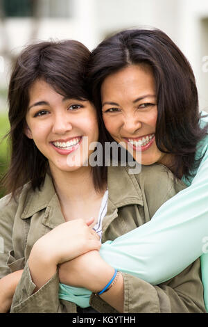 Asian mother rire et huging sa fille. Banque D'Images