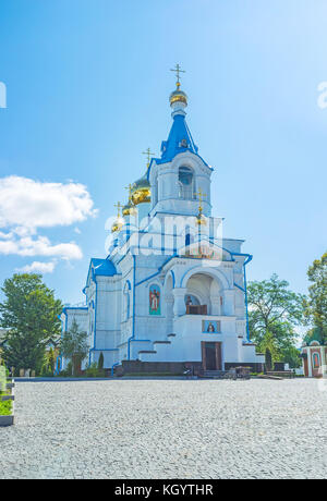 Belle église saint esprit avec dômes dorés situé dans saint esprit skete pochaev à côté de lavra, Ukraine Banque D'Images