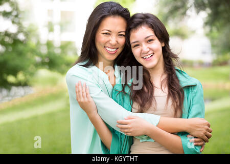 Asian mother rire et huging sa fille. Banque D'Images