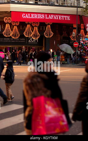 AJAXNETPHOTO. DÉCEMBRE 2008. PARIS, FRANCE. - SHOPPING À PARIS - GALERIES LAFAYETTE, CÉLÈBRE MAGASIN DE VILLE POUR LES ACHETEURS AVEC DES LUMIÈRES DE NOËL. PHOTO;JONATHAN EASTLAND/AJAX REF;D1 82712 1855 Banque D'Images