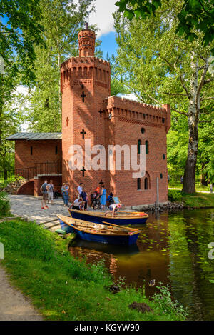 Wilanow, Varsovie - 5 août 2017 : le château médiéval stylisé pour construction de la station de pompage sur le lac du parc du palais de Wilanów. Pologne. Banque D'Images