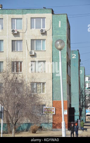 Appartement coloré datant de l'ère soviétique à aktau kazakhstan à côté de la mer Caspienne. krushchyovka bâtiment. Banque D'Images