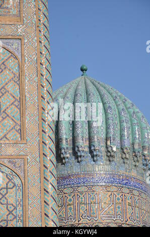 Dôme carrelé bleu. Ulugh Beg, Tilya-Kori et Sher-Dor Madrasah, écoles islamiques, dans la ville de la route de la soie de Samarcande, Ouzbékistan, place du Registan, Sand place. Banque D'Images