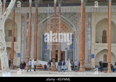 Mosquée Bolo Hauz avec motif géométrique carrelé Iwan et piliers sculptés en bois minces, comme des troncs d'arbres, à Boukhara Ouzbékistan. Banque D'Images