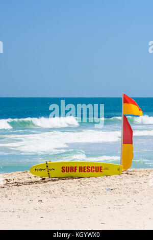 Kracka Surf Rescue Board et de drapeaux rouges et jaunes, ce qui signifie que la plage a une plage publique, Perth, Australie occidentale Banque D'Images