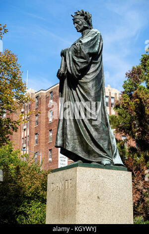 Dante Alighieri, statue en bronze par Ettore Ximenes, du Meridian Hill Park/Malcolm X Park, Columbia Heights, Washington, DC, USA. Banque D'Images