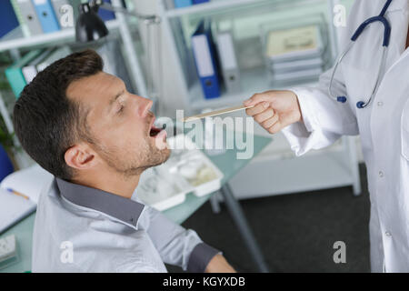 Médecin examinant un patient dans son bureau Banque D'Images