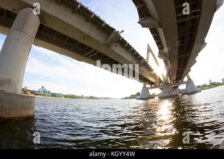 Avis en vertu de l'objectif fisheye grand pont. Banque D'Images