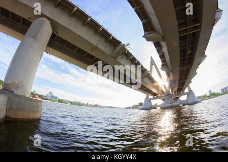 Avis en vertu de l'objectif fisheye grand pont. Banque D'Images