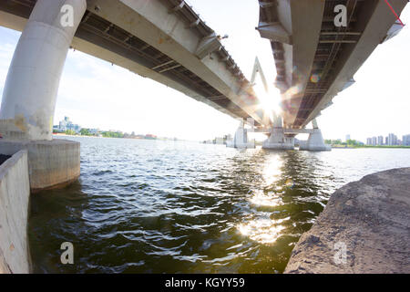 Avis en vertu de l'objectif fisheye grand pont. Banque D'Images