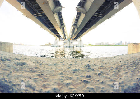 Avis en vertu de l'objectif fisheye grand pont. Banque D'Images