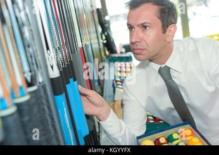 L'homme à une boutique de billard Banque D'Images