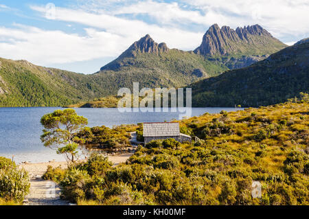 Dove lake historique sous le hangar à de grandes aiguilles de Cradle Mountain - Tasmanie, Australie Banque D'Images