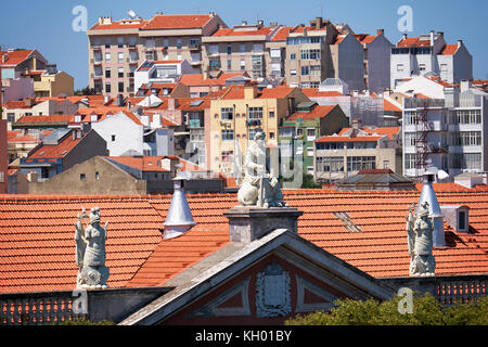 La vue d'Alfama maisons avec toit de tuiles et fronton décoré de sculptures sur l'avant-plan comme vu depuis le toit-terrasse de panthéon national. Banque D'Images