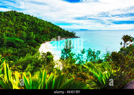 La randonnée à travers la jungle entre les plages de Paradis Anse Lazio et Anse Georgette, Praslin, Seychelles. Aperçu du Panorama au sommet d'une montagne Banque D'Images