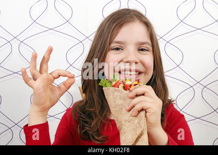 Happy little girl avec burritos et ok part sign Banque D'Images