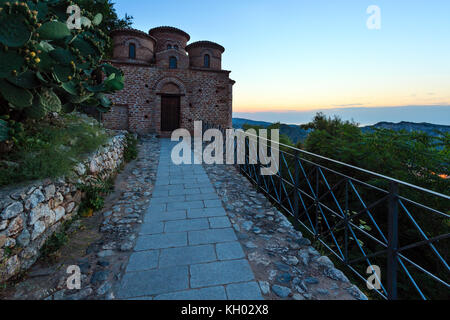 Di cattolica médiévale dans la vieille église byzantine 20/410 20/410 famos sunrise village en Calabre, sud de l'Italie. Banque D'Images