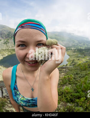 Woman traveler prenant en selfies voyage aventure montagnes style concept vacances actives outdoor alpinisme randonnées succès sportif et en bonne santé Banque D'Images