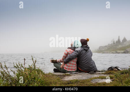 Couple dans la brume sur la passerelle du lac en hiver. L'après-midi paisible. L'air brumeux. Banque D'Images