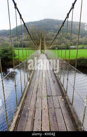 Les sapeurs pont suspendu au-dessus de la rivière Conwy construit en 1930 et un point de repère important dans le village de Betws-Y-coed dans le Nord du Pays de Galles Banque D'Images