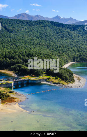 Vue aérienne de la construction d'un barrage sur le lac anau, fjordlands, île du Sud, Nouvelle-Zélande Banque D'Images