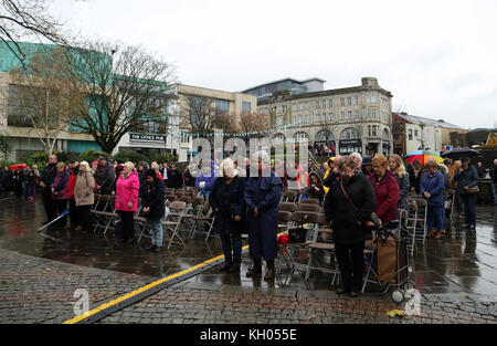 Sur la photo : Les gens observer les deux minutes de silence. Samedi 11 novembre 2017 Re : Jour de l'Armistice, deux minutes ont été observées à l'occasion de souvenir au Château Banque D'Images