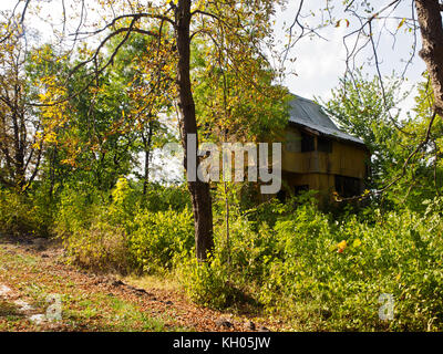 Une vieille maison délabrée a trouvé dans un parc de Haskovo, Bulgarie. Banque D'Images