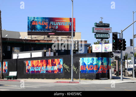 Blade Runner 2049 billboard, palmier et ciel bleu à l'angle de Hollywood Boulevard et Sunset Boulevard, Los Feliz, en Californie, USA KATHY DEWITT Banque D'Images